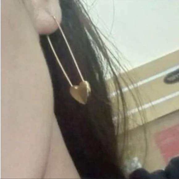 Last pair 🆕 gold heart safety pin earrings - Picture 4 of 5